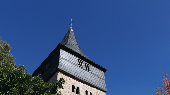 Aufnahme des Kirchturms der Petruskirchen in Nieder-Ense