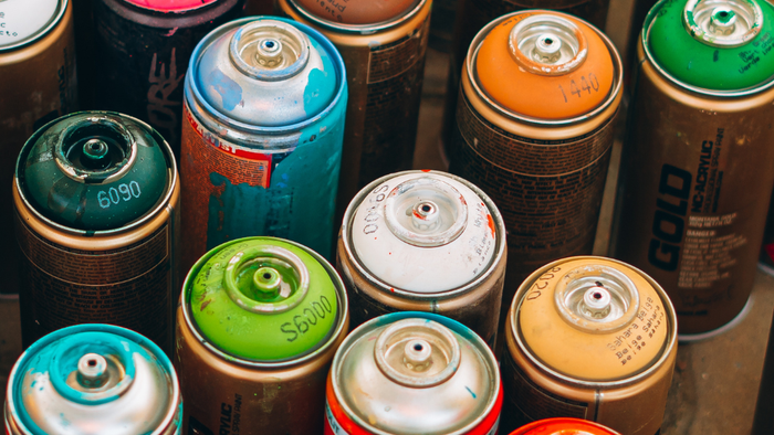 Sammlung von Sprühdosen in verschiedenen Farben