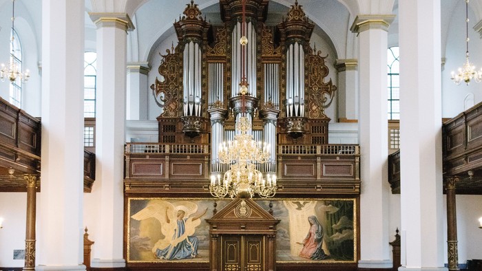 Indre del af kirke med orgel og altertavle