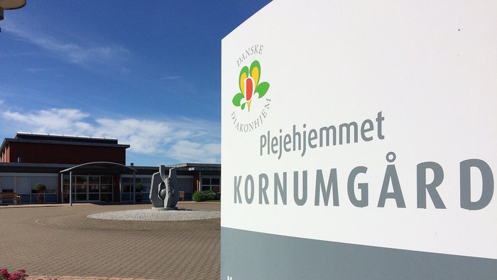 En stor hvid skilt med teksten