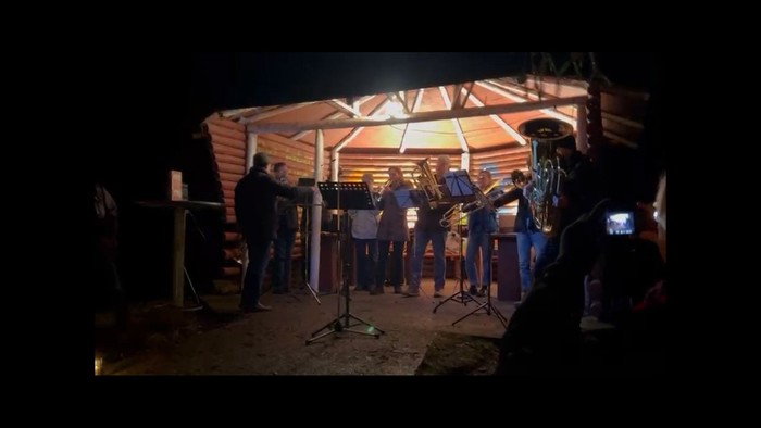 Eine Bläsergruppe in einer Waldhütte zur Waldweihnacht.