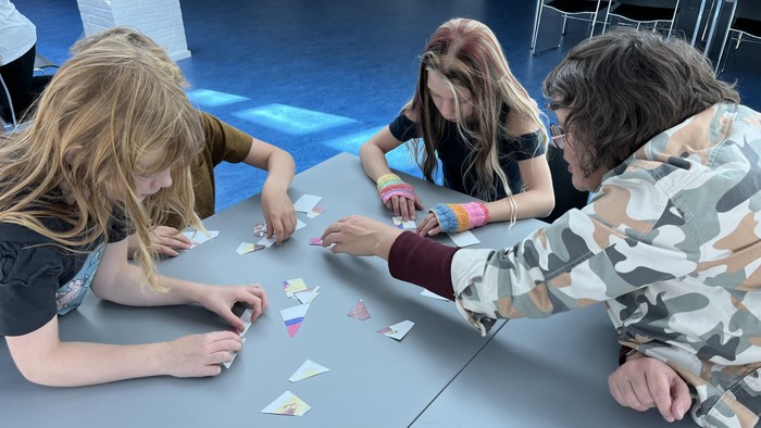 Minikonfirmanderne laver en aktivitet i Vejleå Kirkes børneklub