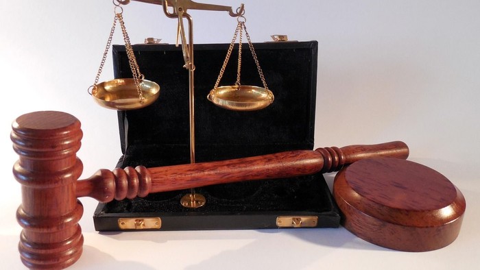 Waage und Hammer als Symbol für Getechtugkeit