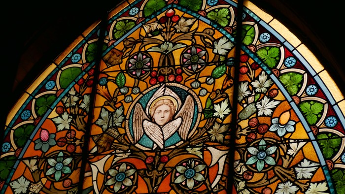 Detail einer Glasscheibe in der Apostel-Paulus-Kirche mit Engel