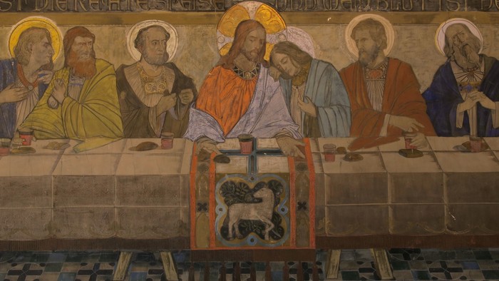 Wandmalerei in der Apostel-Paulus-Kirche mit dem letzten Abendmahl von Jesus und seinen Jüngern