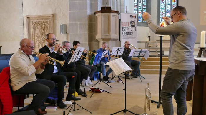 Carsten Noll dirigiert den Posaunenchor Oberkaufungen bei einem Gottesdienst in der Stiftskirche Kaufungen.