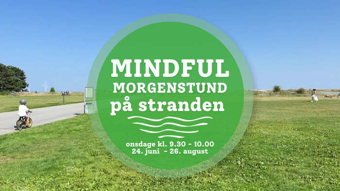 Reklameplakat for strand-mindfulness-sessioner, der afholdes om onsdage kl. 9:30 til 10:00 fra den 24. juni til den 26. august.
