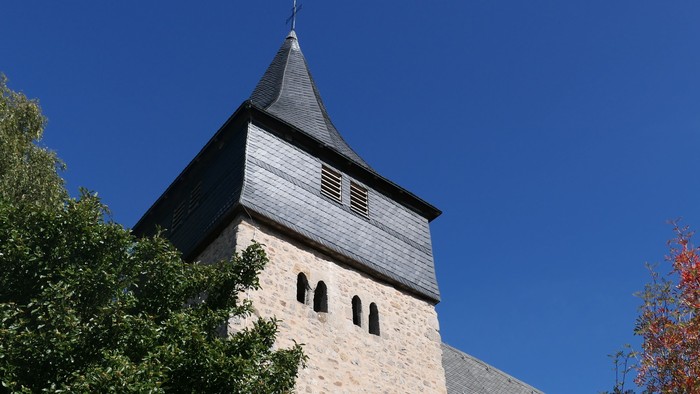 Aufnahme des Kirchturms der Petruskirchen in Nieder-Ense