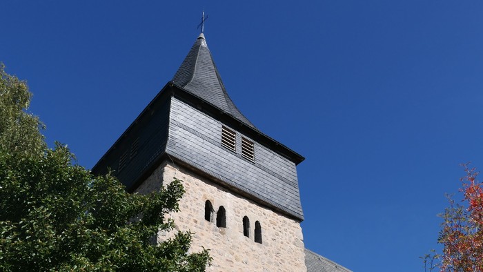 Aufnahme des Kirchturms der Petruskirchen in Nieder-Ense