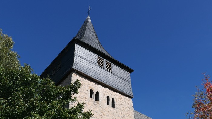 Aufnahme des Kirchturms der Petruskirchen in Nieder-Ense