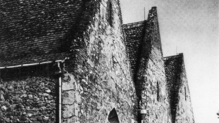 An der Giebelwand der Kirche St. Marien in Bad Belzig ist ein Metallstab zu sehen, der ein historisches Messinstrument darstellt. Das ist ein Mittagsweiser.