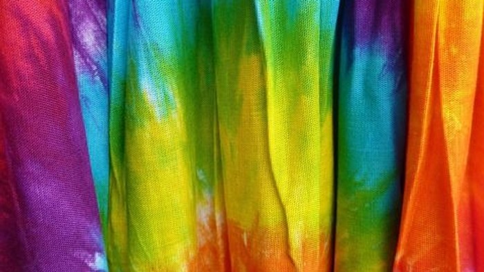 Bunt gefärbter Batikstoff mit wirbelnden Mustern.