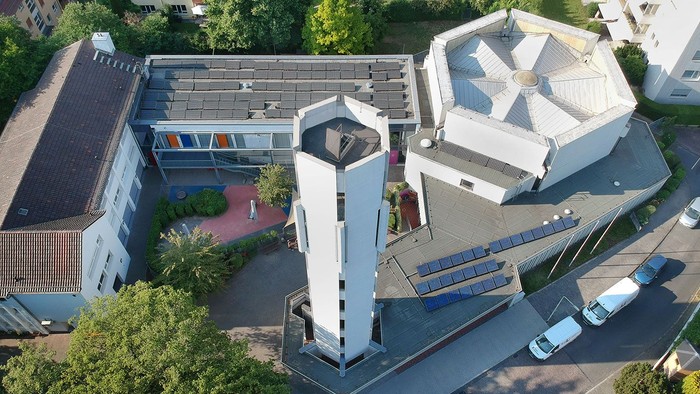 Moderne Kirche aus den siebziger Jahren, sechseckig, von oben fotografiert.