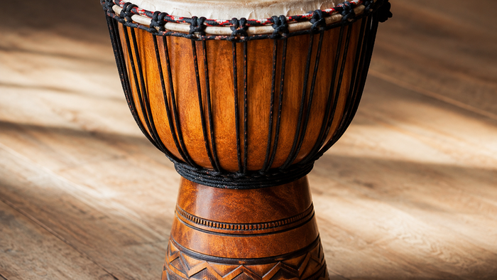 Traditionelle Trommel auf Holz