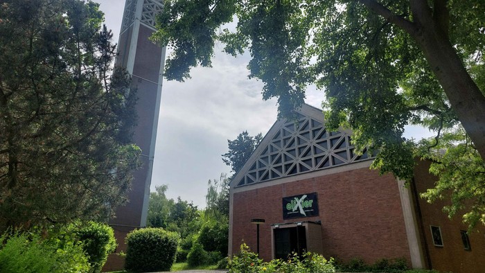 Das Foto zeigt von außen die Evangelische Kreuzkirche in Eschwege