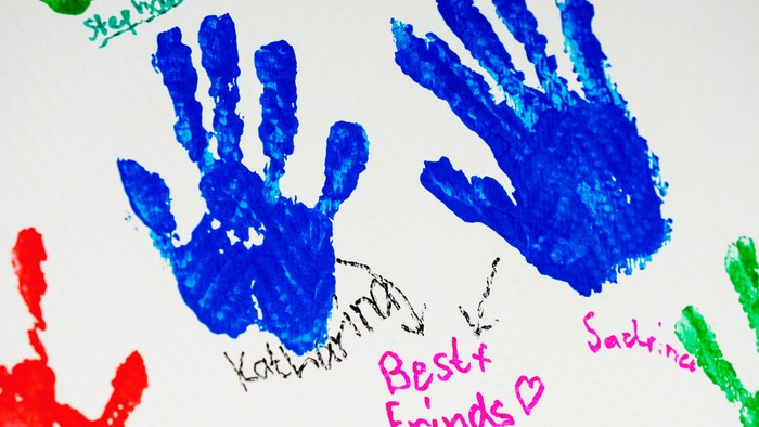 Bunte Händeabrucke auf Papier.