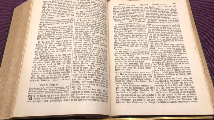 Offenes Buch mit Text auf Englisch und deutschen Übersetzungen