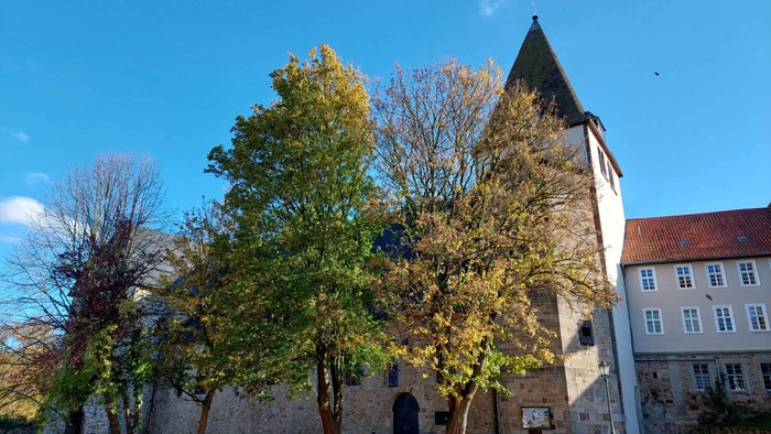 Die Stiftskirche Kaufungen mit bunten Herbstbäumen