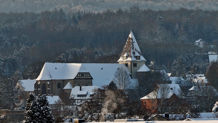 Blick auf die schneebedeckte Stiftskirche Kaufungen im Winter