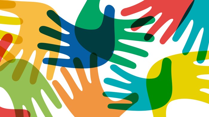Des mains colorées se rejoignent en un cercle vibrant.