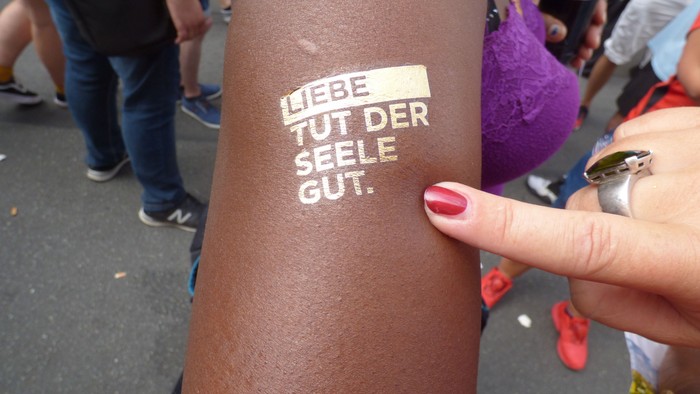 Arm mit goldenem