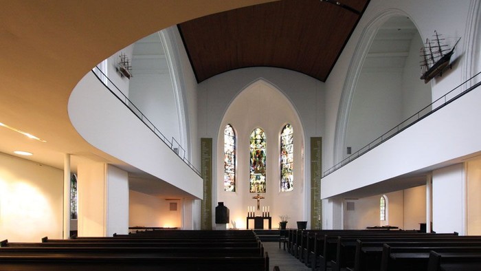 Leere Kirche mit hohen Decken und Kirchenbänken