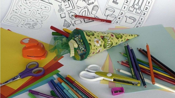 Einladungsplakat für einen ökumenischen Gottesdienst zum Schulbeginn mit Zusammenkunft und Erfrischungen.