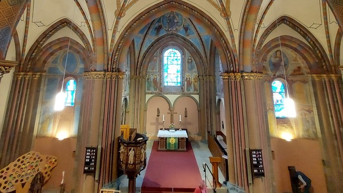Blick in den Altarraum der Margaretenkirche von der Empore.