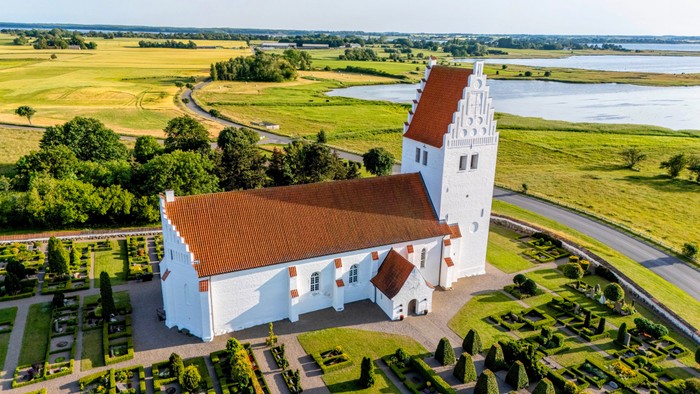 Dronebillede af kirken