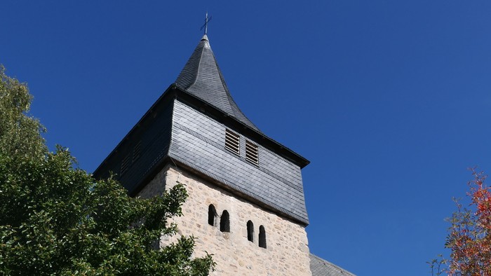 Aufnahme des Kirchturms der Petruskirchen in Nieder-Ense