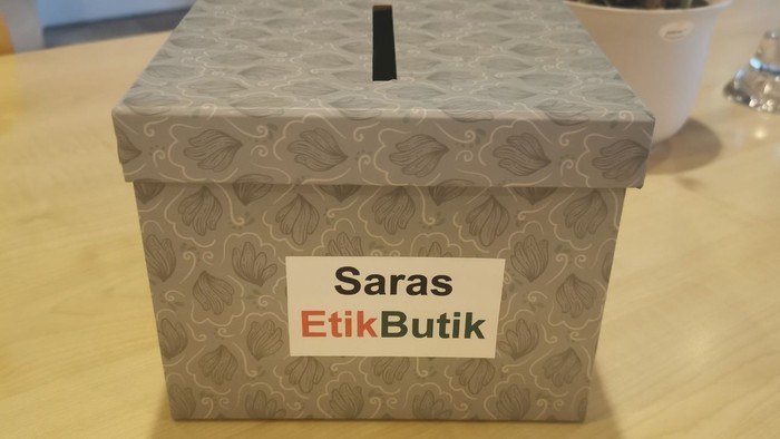 Udsmykket donationsboks med påskriften