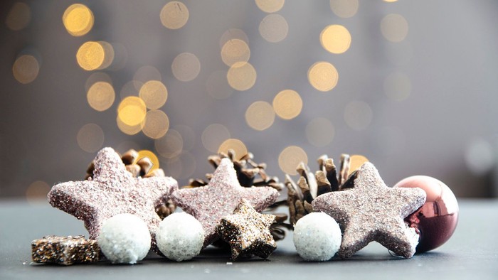 Weihnachtsdekoration mit Sternen und Weihnachtskugeln.