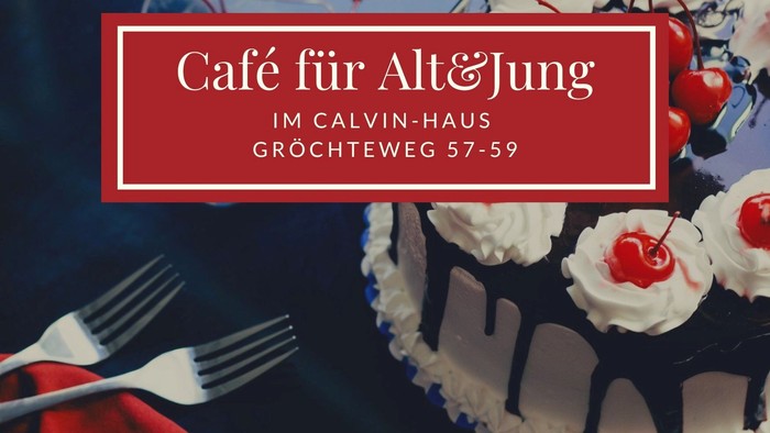 Ein wunderschön dekorierter mehrstöckiger Kuchen mit einem Café-Schild im Hintergrund, auf dem „Café für Alt&Jung“ steht.