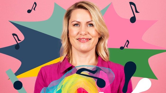 En glad kvinde holder noder og en mikrofon og promoverer musikserien *
