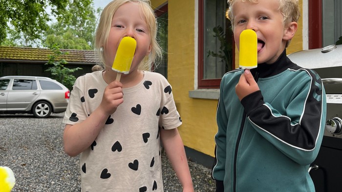 To børn spiser is og smiler