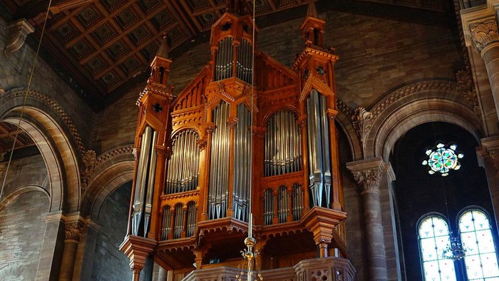 Orgue en bois dans une église avec vitraux