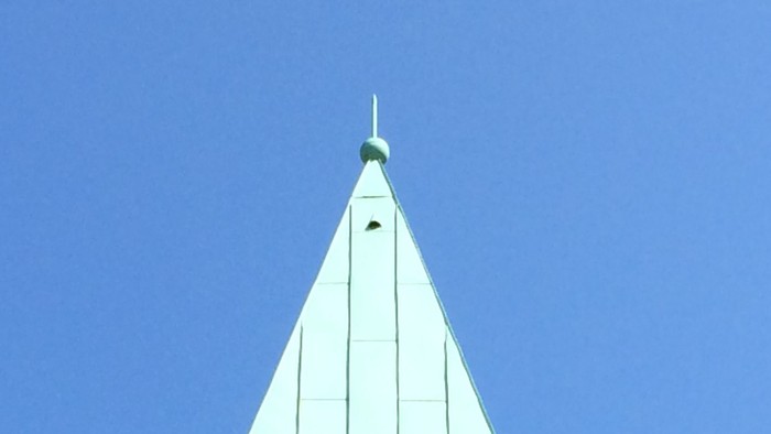 Kirchturmspitze vor strahlendblauem Himmel