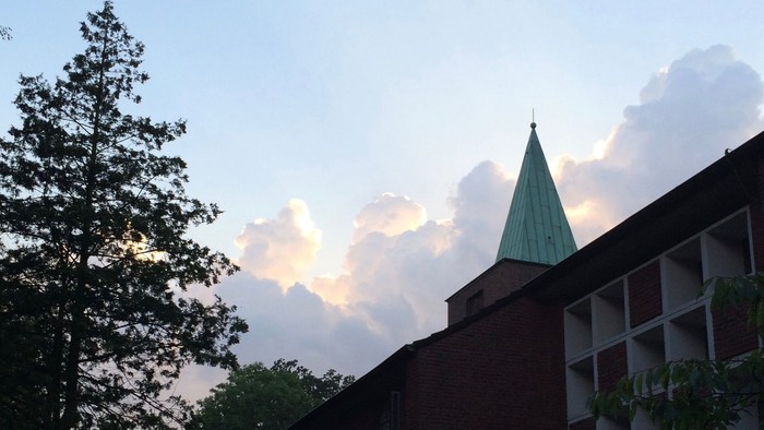 Kirche vor Wolkenhimmel im Abendlicht