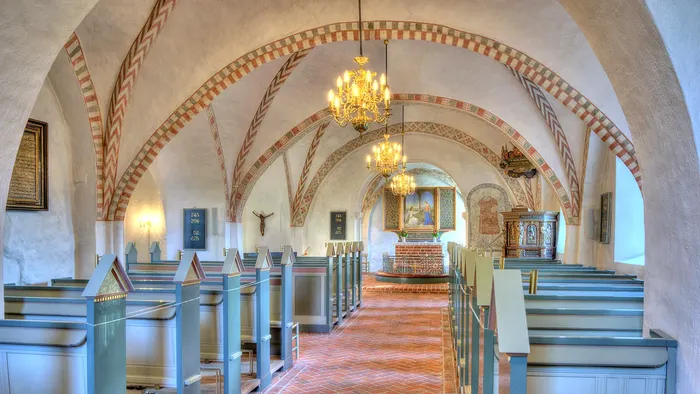 Bænke i Esbønderup Kirke med alter og prædikestol