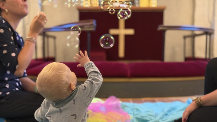 Babysalmesang i Ishøj Kirke med sæbebobler