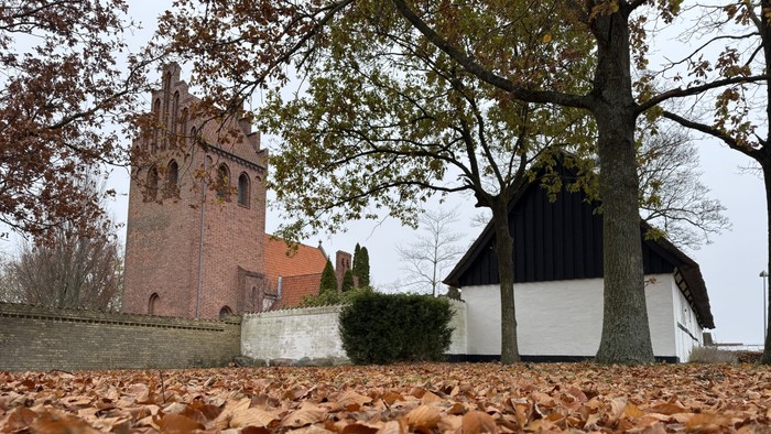 Ishøj Kirke på en efterårsdag