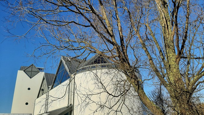 Vejleå Kirke på en efterårsdag med blå himmel