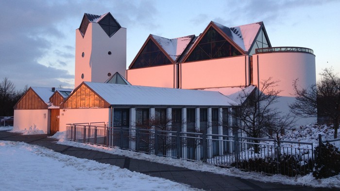 Vejleå Kirke dækket af sne på en vinterdag