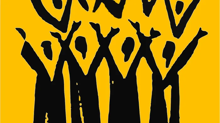 Eine Gruppe von Menschen feiert ausgelassen mit erhobenen Armen