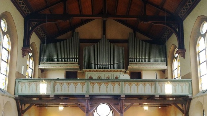 Orgel mit freiliegenden Orgelpfeifen auf der Empore der Melanchthonkirche.