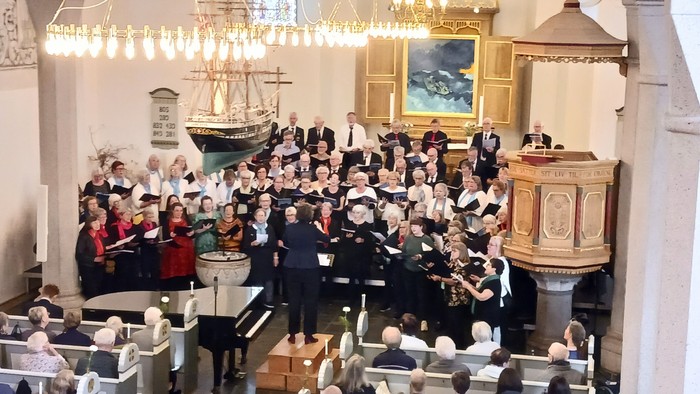 Kirkesangkor optræder i prægtig kirke