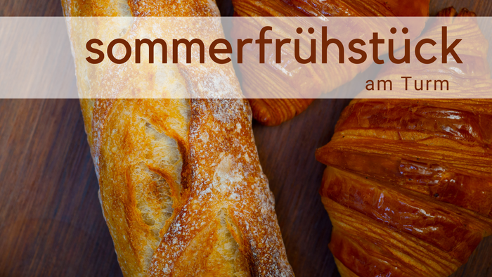 Baguette und Croissant auf braunem Hintergrund