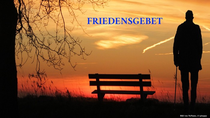 Silhouette einer Person, die bei Sonnenuntergang allein neben einer leeren Bank steht, mit dem Text *„Friedensgebet“* darüber.