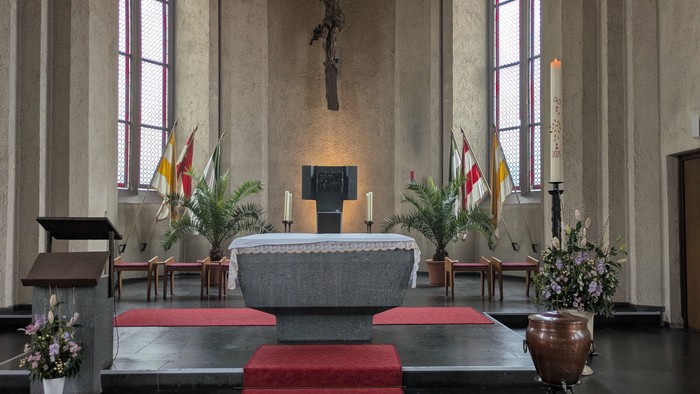 Altar der Kirche Mariae Namen Hanau zur Osterzeit