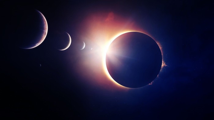 Eine atemberaubende Sonnenfinsternis-Sequenz, bei der der Mond die Sonne nach und nach vor einem dunklen Himmel verdeckt.